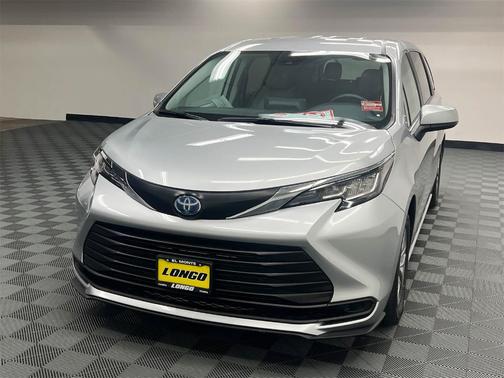 2023 Toyota Sienna LE