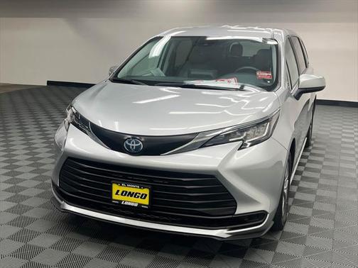 2023 Toyota Sienna LE