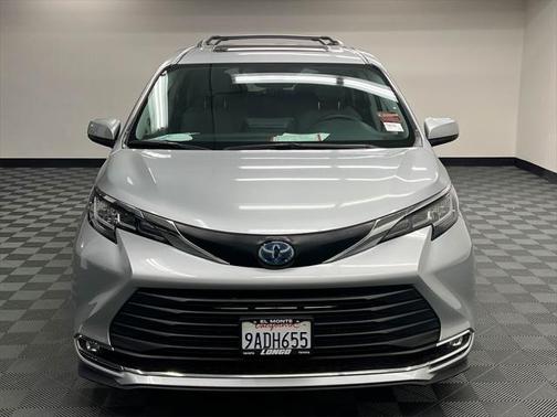 2022 Toyota Sienna XLE 8 Passenger