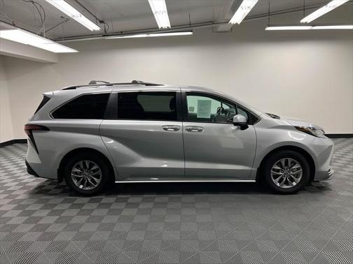 2022 Toyota Sienna XLE 8 Passenger