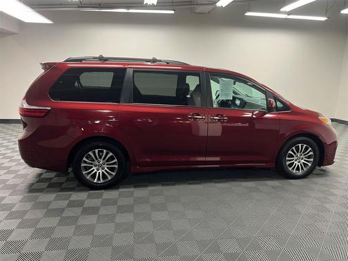 2018 Toyota Sienna XLE