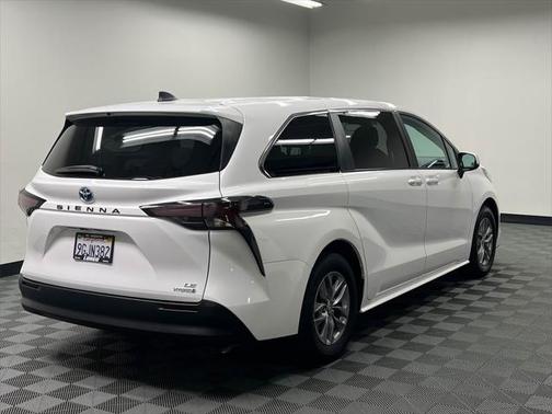 2023 Toyota Sienna LE