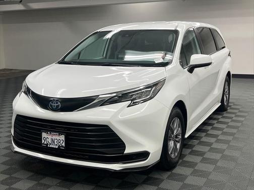 2023 Toyota Sienna LE