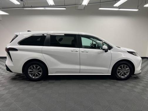 2023 Toyota Sienna LE
