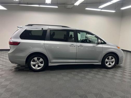 2019 Toyota Sienna LE