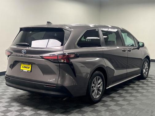 2022 Toyota Sienna LE