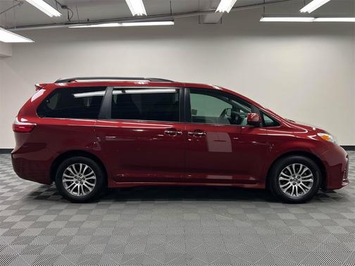2020 Toyota Sienna XLE Premium