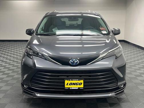 2025 Toyota Sienna XLE 8 Passenger