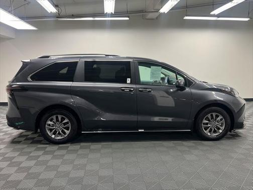 2025 Toyota Sienna XLE 8 Passenger