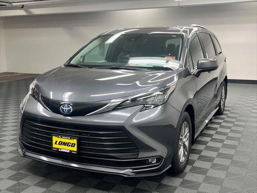2025 Toyota Sienna XLE 8 Passenger