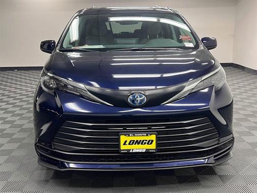2024 Toyota Sienna LE