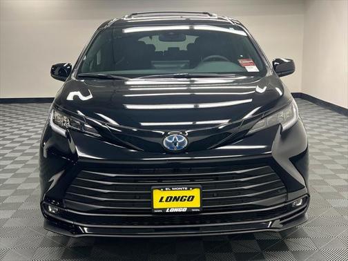 2025 Toyota Sienna Woodland Edition