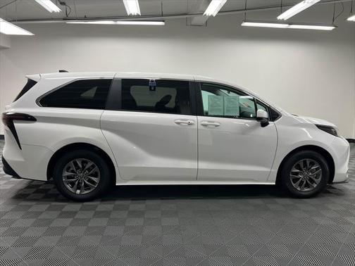 2024 Toyota Sienna LE