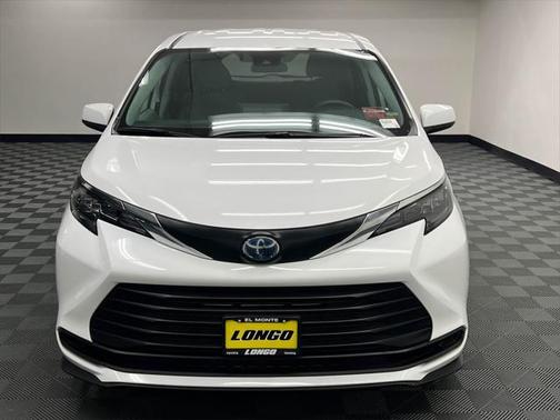 2024 Toyota Sienna LE
