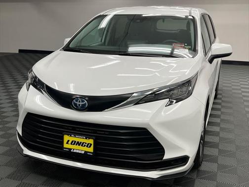 2024 Toyota Sienna LE