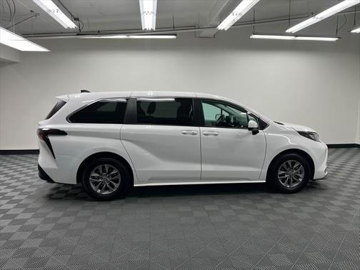 2023 Toyota Sienna LE