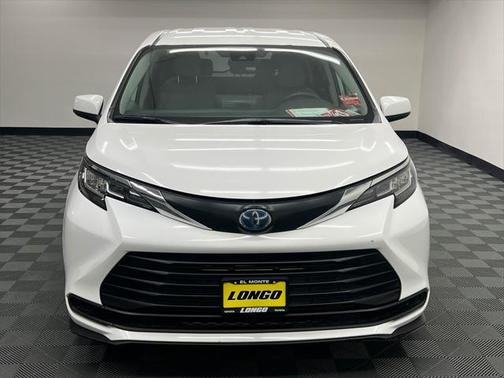 2023 Toyota Sienna LE