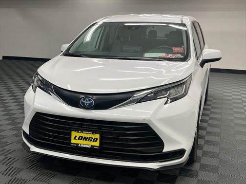 2023 Toyota Sienna LE