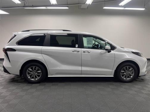 2025 Toyota Sienna XLE 8 Passenger