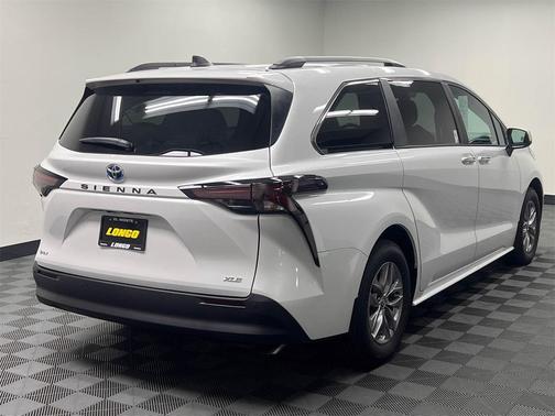 2025 Toyota Sienna XLE 8 Passenger