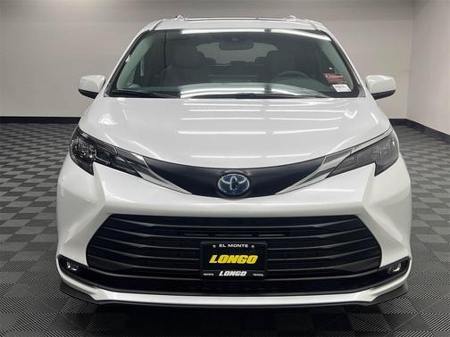 2025 Toyota Sienna XLE 8 Passenger