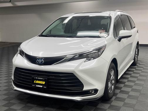 2025 Toyota Sienna XLE 8 Passenger