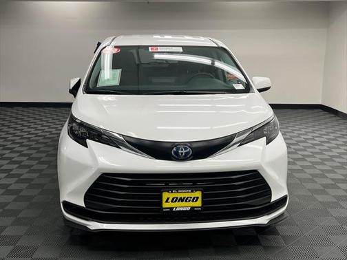 2024 Toyota Sienna LE