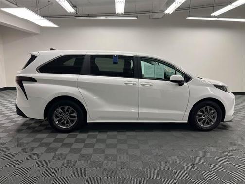 2024 Toyota Sienna LE
