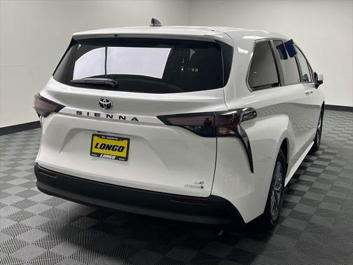 2024 Toyota Sienna LE