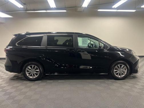 2025 Toyota Sienna LE