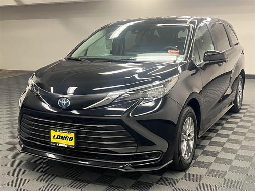 2025 Toyota Sienna LE