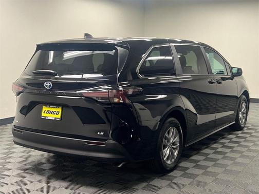 2025 Toyota Sienna LE