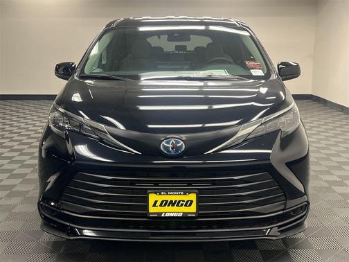 2025 Toyota Sienna LE