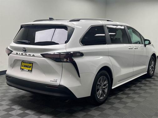 2024 Toyota Sienna LE