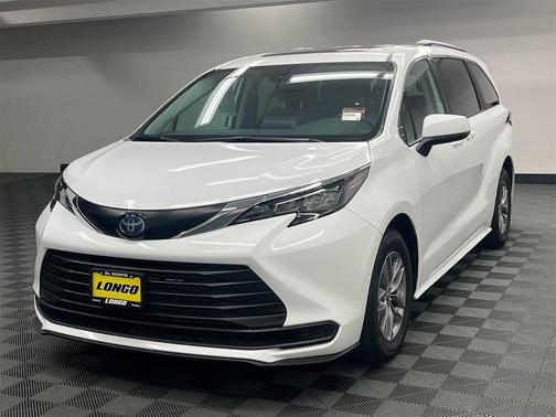2024 Toyota Sienna LE