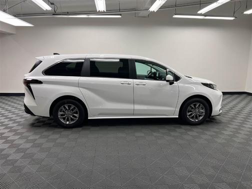 2024 Toyota Sienna LE