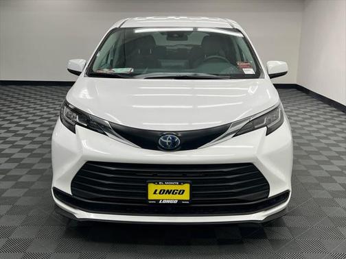 2023 Toyota Sienna LE
