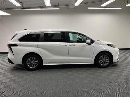 2023 Toyota Sienna LE