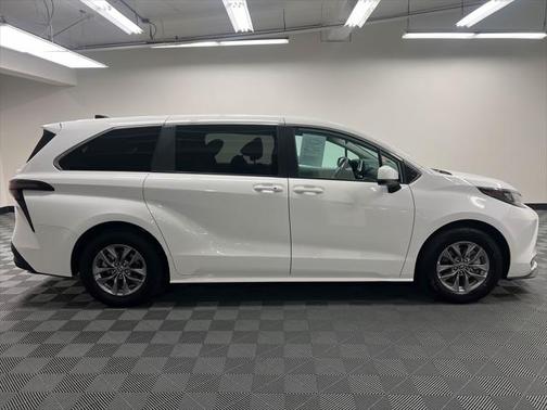 2024 Toyota Sienna LE