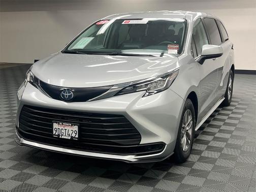 2022 Toyota Sienna LE