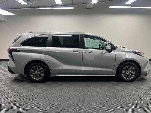2022 Toyota Sienna LE