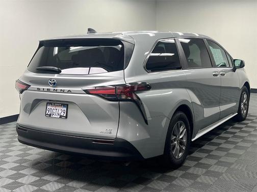 2022 Toyota Sienna LE