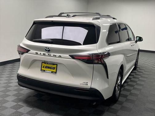 2021 Toyota Sienna XLE 8 Passenger