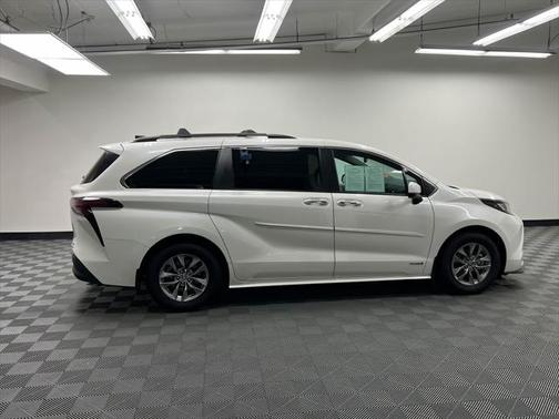 2021 Toyota Sienna XLE 8 Passenger