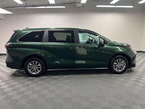 2025 Toyota Sienna LE