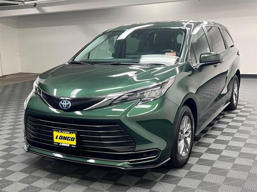 2025 Toyota Sienna LE