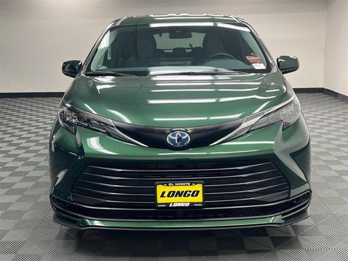2025 Toyota Sienna LE