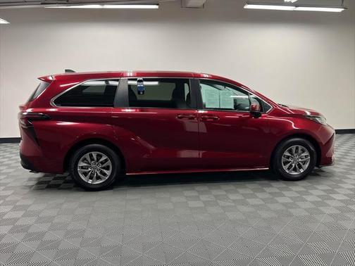 2023 Toyota Sienna LE