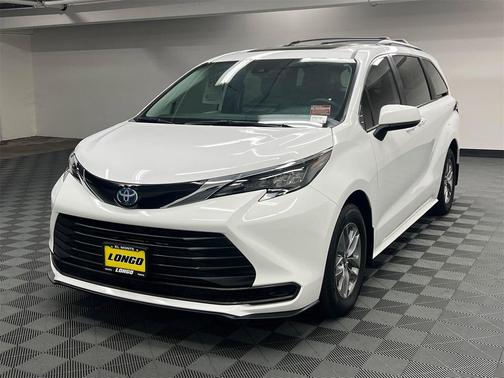 2025 Toyota Sienna LE