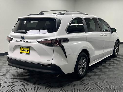 2025 Toyota Sienna LE
